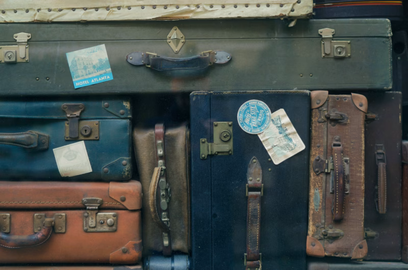 antique-luggage-stacked