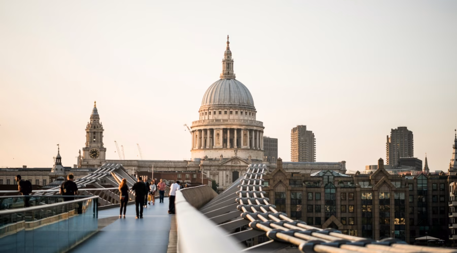 millenium bridge in london city