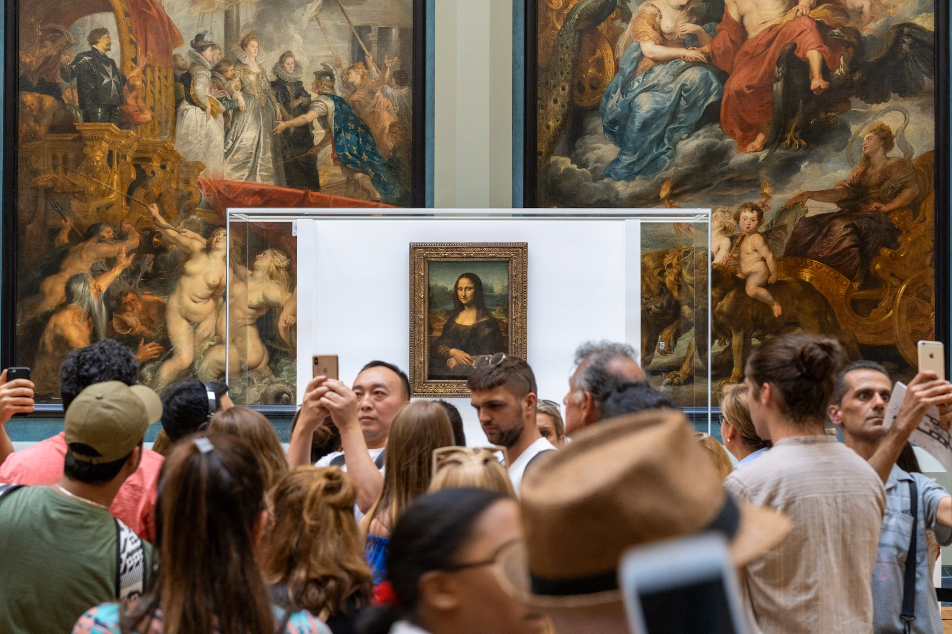 Louvre museum crowd: paris is overrated