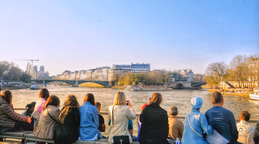 paris tourists seine river