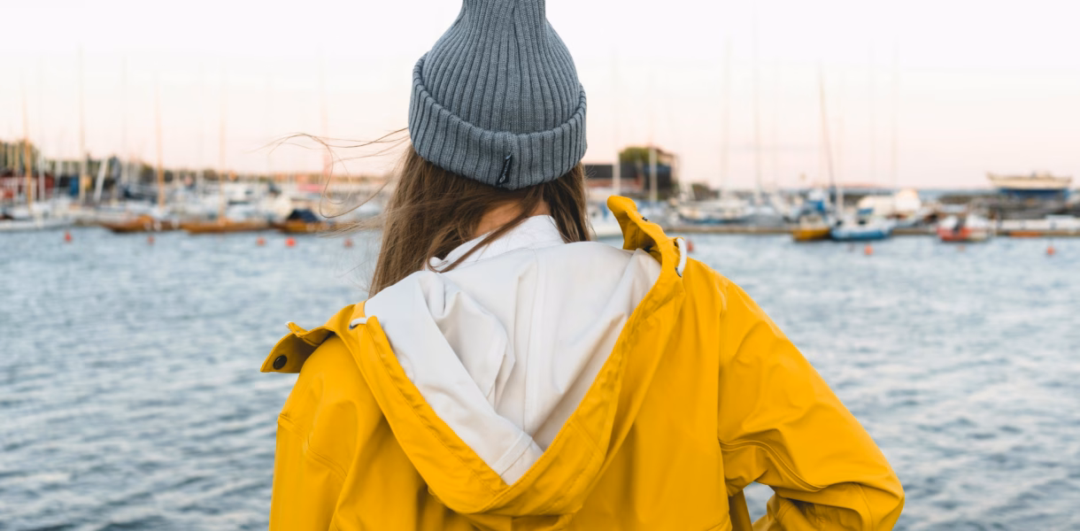 woman facing the Oslo landscape sea