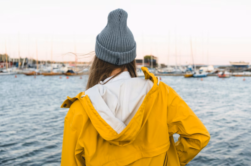 woman facing the Oslo landscape sea