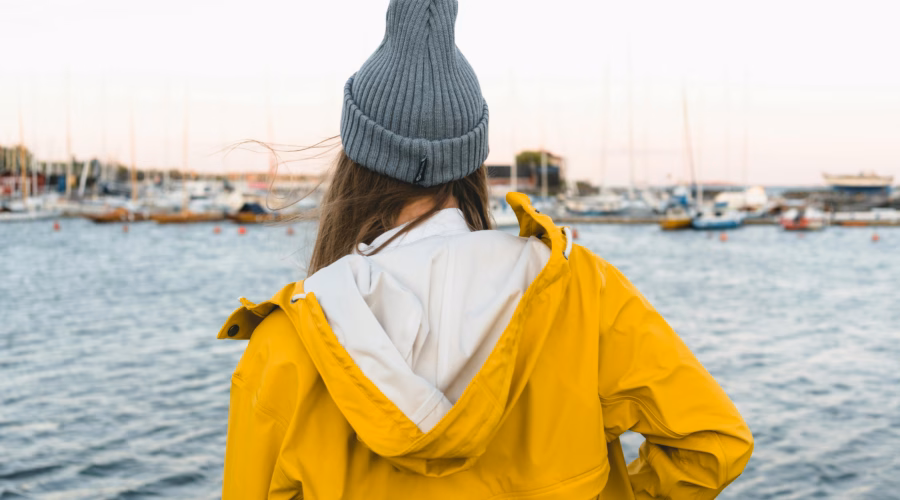 woman facing the Oslo landscape sea