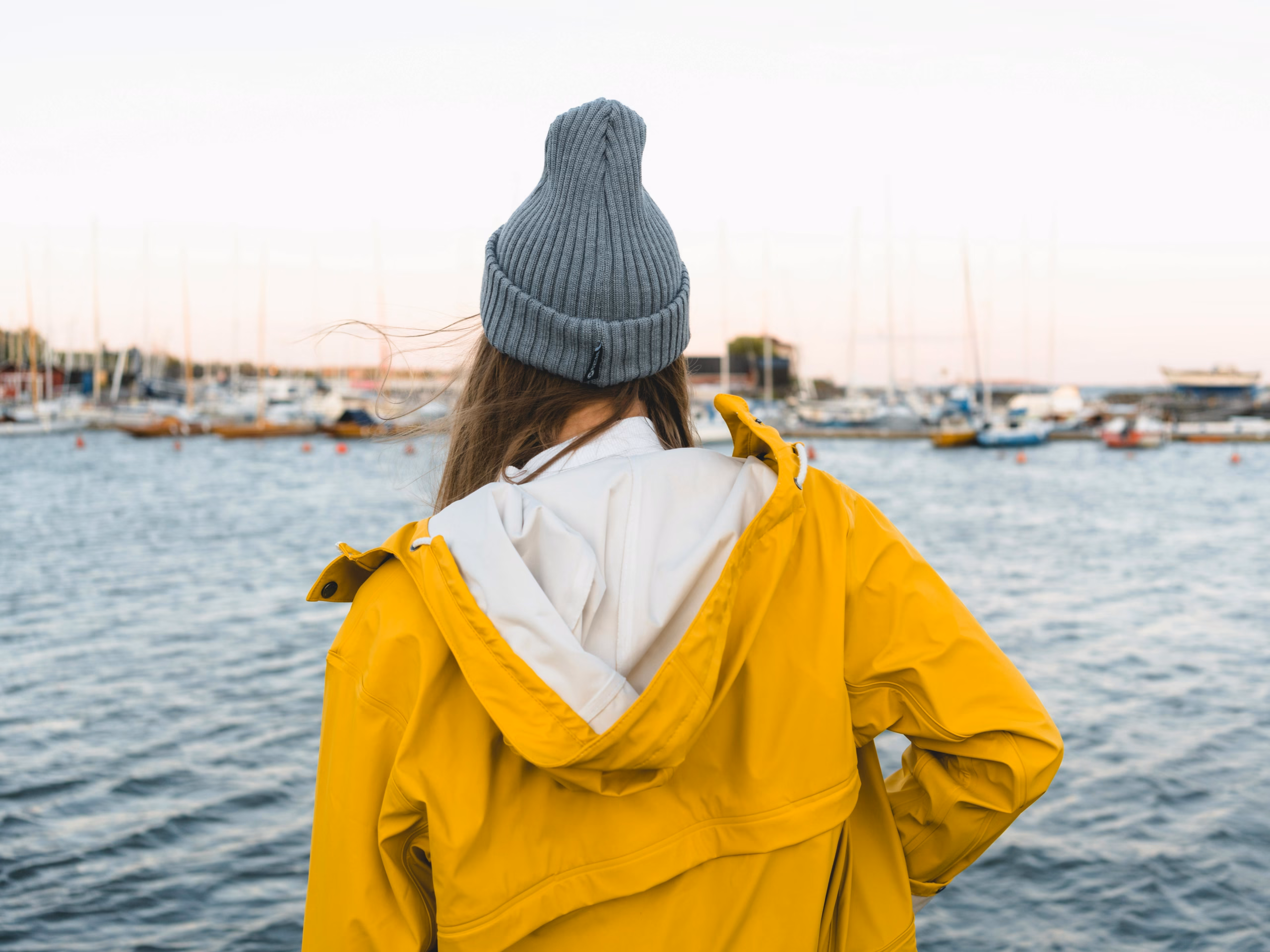 woman facing the Oslo landscape sea