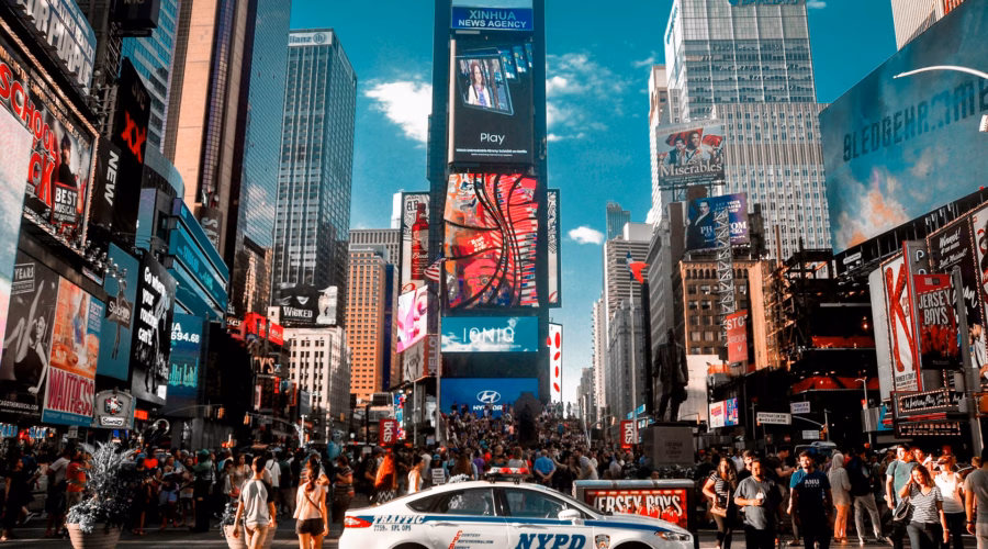 times square crowd: new york overrated