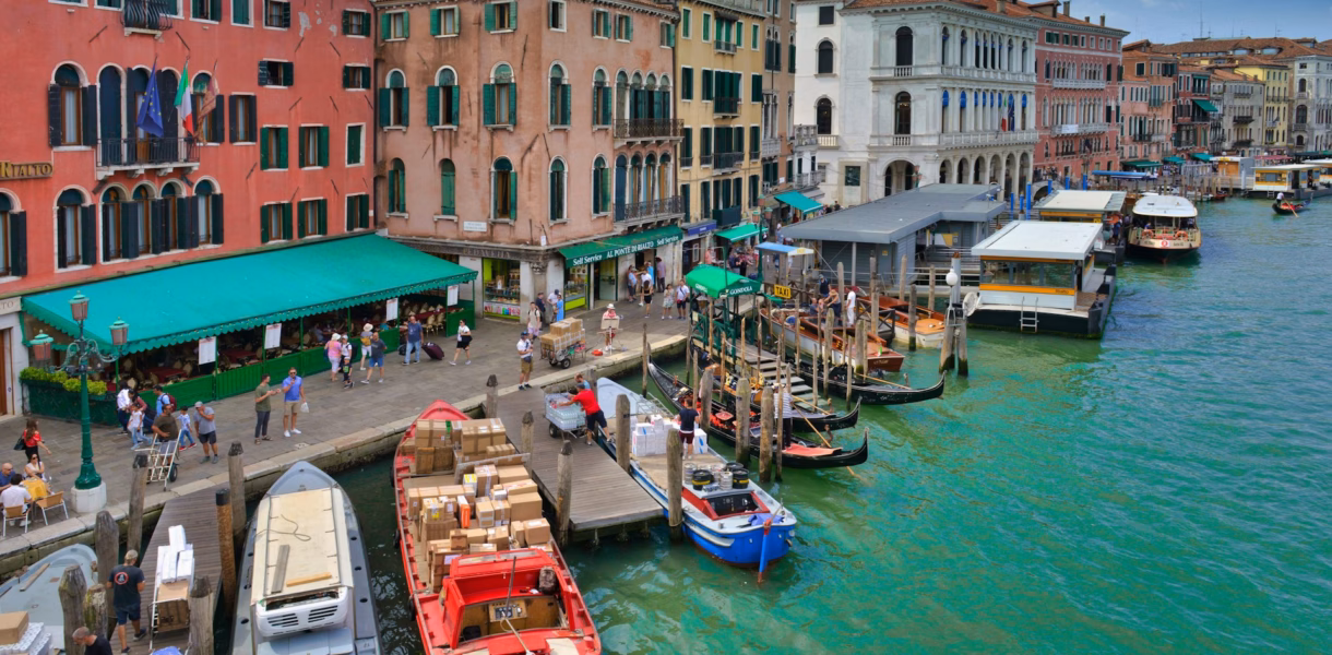 venice canal: where to find luggage storage