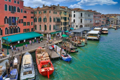 venice canal: where to find luggage storage