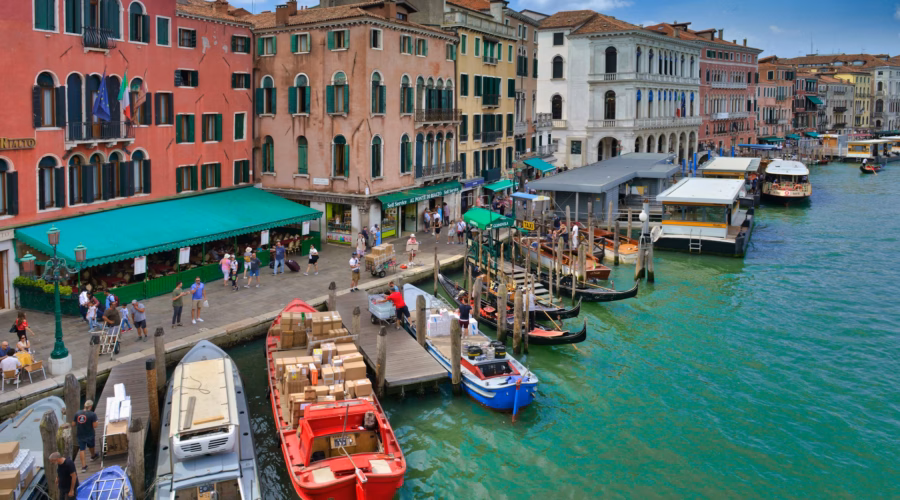 venice canal: where to find luggage storage