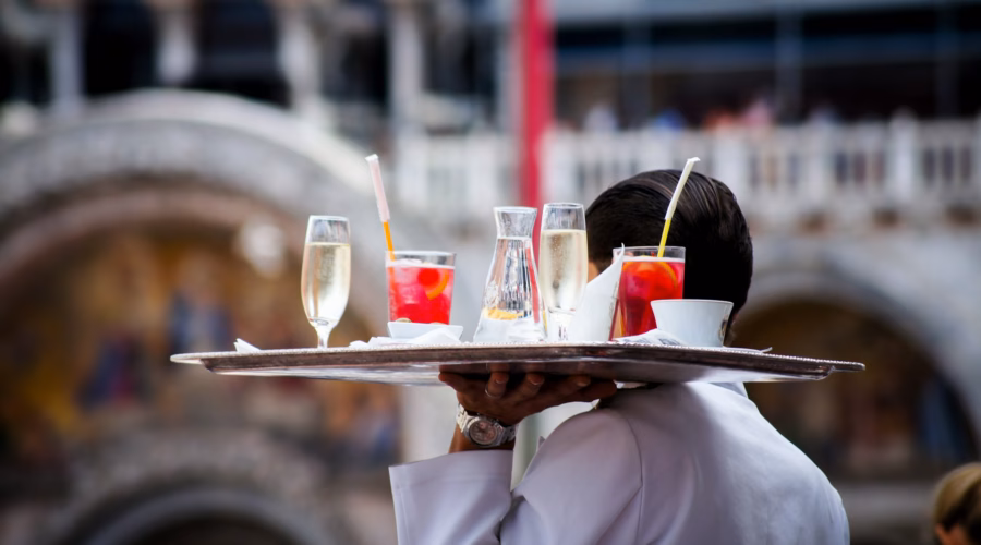 waiter in venice - Do you tip in Italy