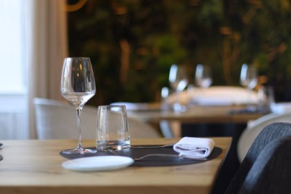 tipping in ireland: restaurant table