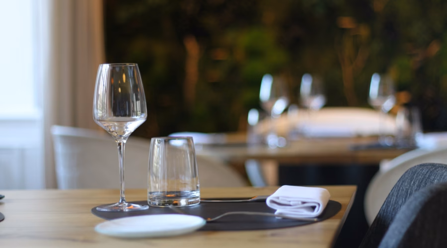tipping in ireland: restaurant table