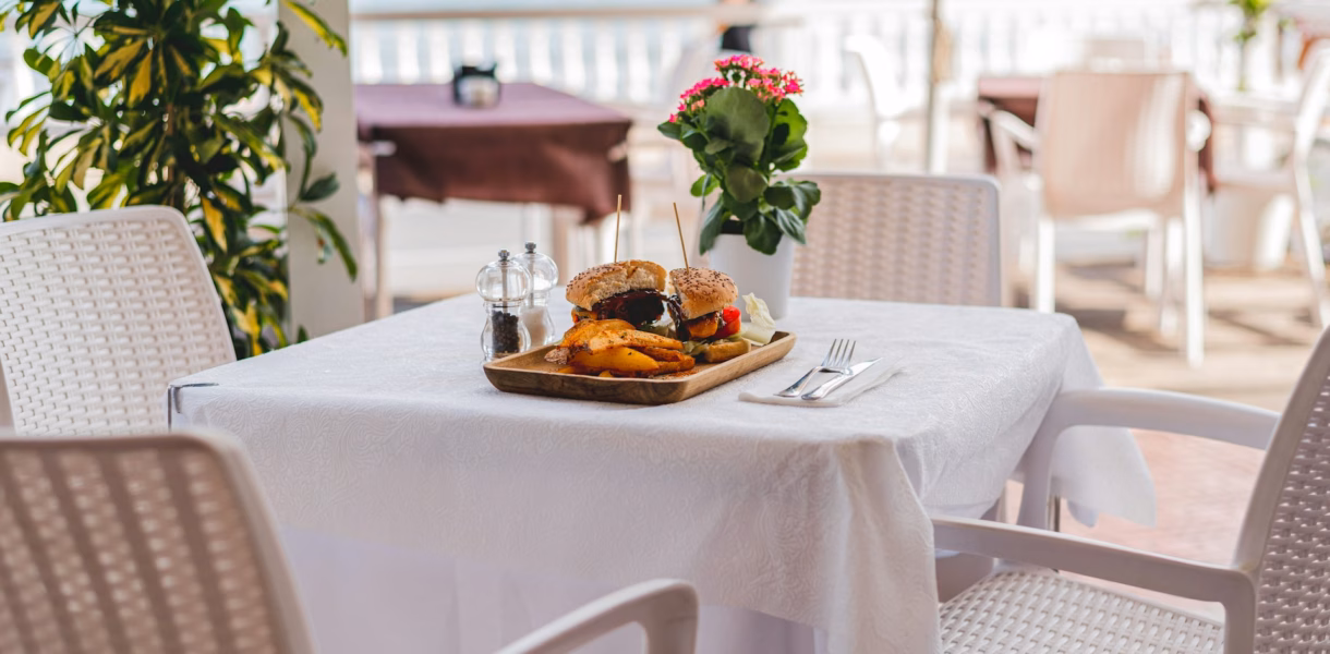 outdoot restaurant: tipping in spain