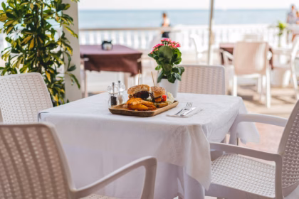 outdoot restaurant: tipping in spain
