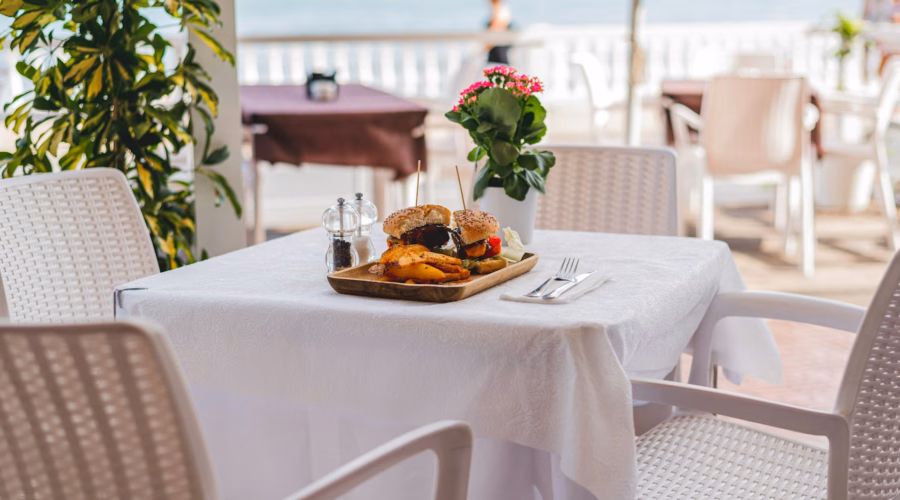 outdoot restaurant: tipping in spain