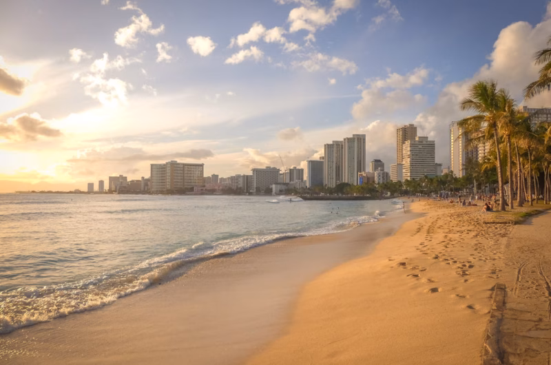 beach in Honolulu: is Hawaii expensive?