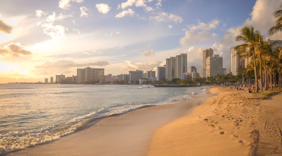 beach in Honolulu: is Hawaii expensive?