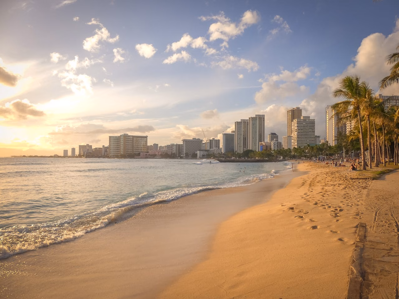 beach in Honolulu: is Hawaii expensive?