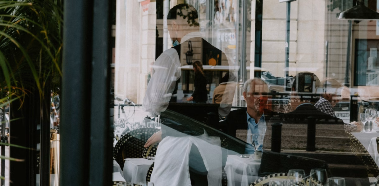 waiter in restaurant: tipping in france
