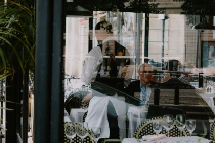 waiter in restaurant: tipping in france