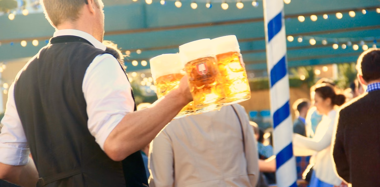 Oktoberfest London: waiter with beers