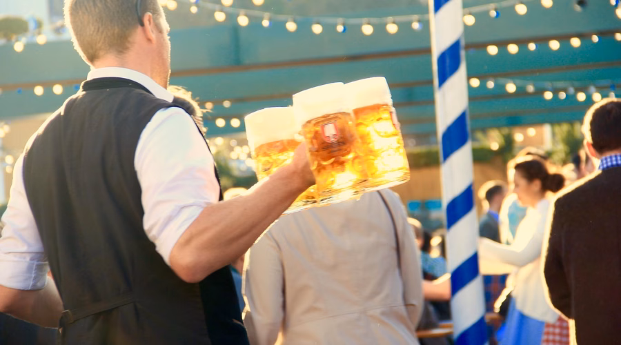 Oktoberfest London: waiter with beers