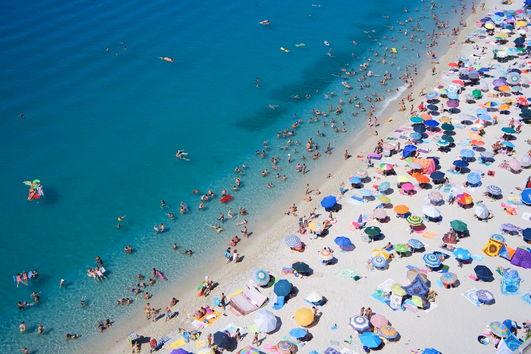 Costa italiana affollata durante il Ferragosto 2026