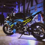 Moto personalizzata esposta a una fiera motociclistica come EICMA Milano