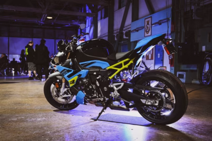 Moto personalizzata esposta a una fiera motociclistica come EICMA Milano