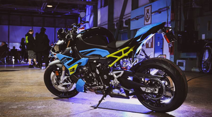 Moto personalizzata esposta a una fiera motociclistica come EICMA Milano