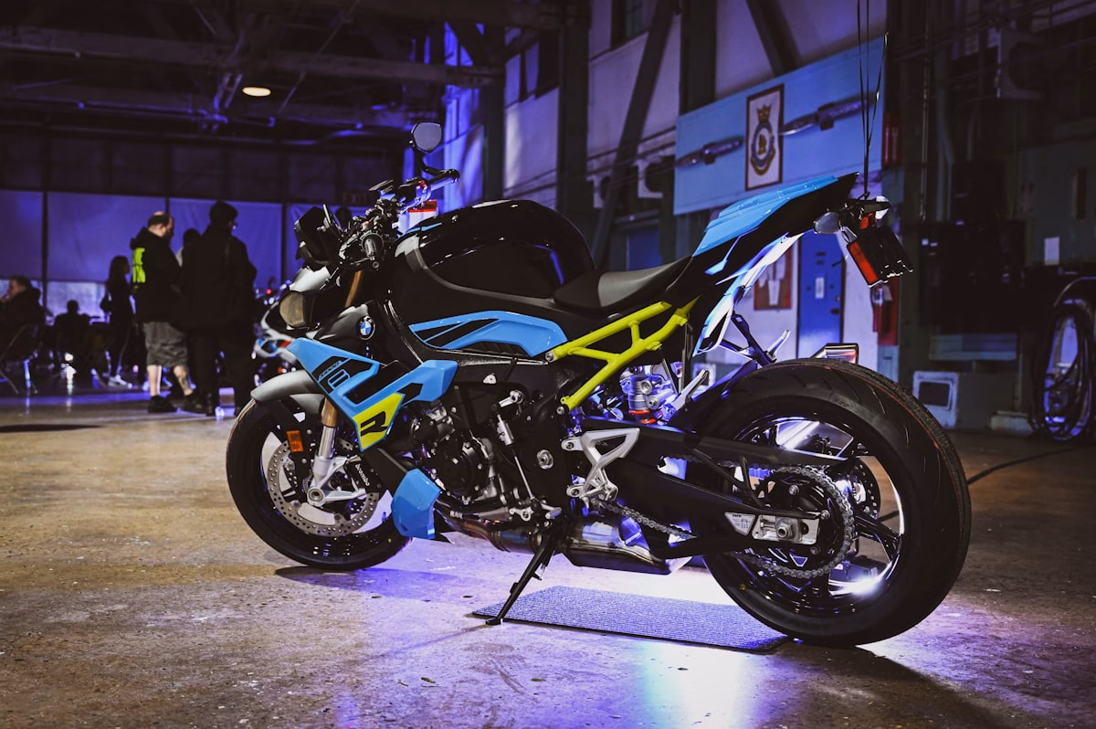 Moto personalizzata esposta a una fiera motociclistica come EICMA Milano