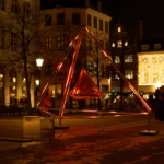 Installation lumineuse illuminant une place pendant la Fête des Lumières à Lyon
