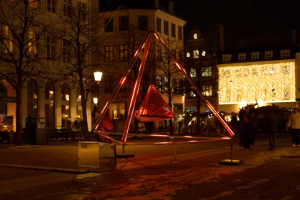 Installation lumineuse illuminant une place pendant la Fête des Lumières à Lyon
