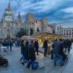 Puestos de la Fira de Santa Llúcia junto a la Catedral de Barcelona