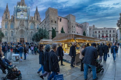 Puestos de la Fira de Santa Llúcia junto a la Catedral de Barcelona