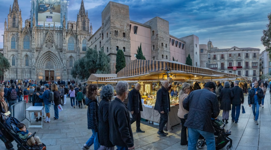 Puestos de la Fira de Santa Llúcia junto a la Catedral de Barcelona