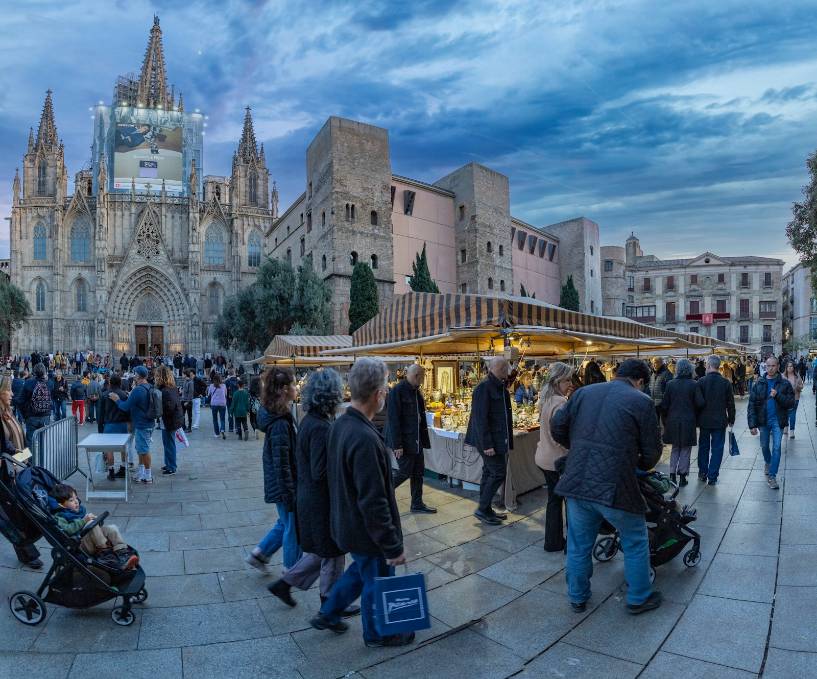Puestos de la Fira de Santa Llúcia junto a la Catedral de Barcelona