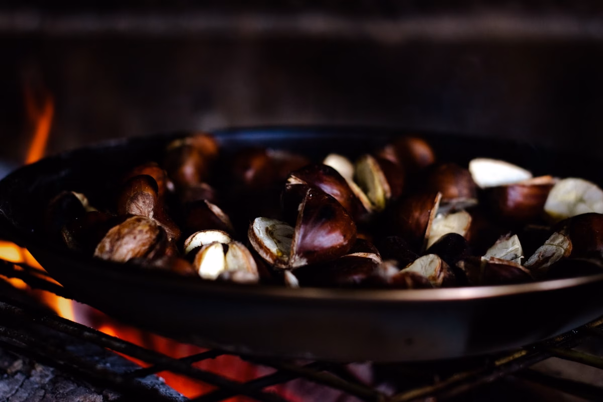 Castanhas assadas na fogueira durante o Magusto de São Martinho no Porto