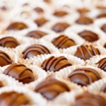 Assortiment de chocolats artisanaux présentés lors du Salon du Chocolat Paris