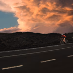 Ciclistas en carretera de montaña durante la Vuelta a España 2026