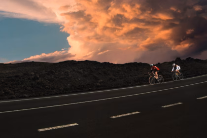 Ciclistas en carretera de montaña durante la Vuelta a España 2026
