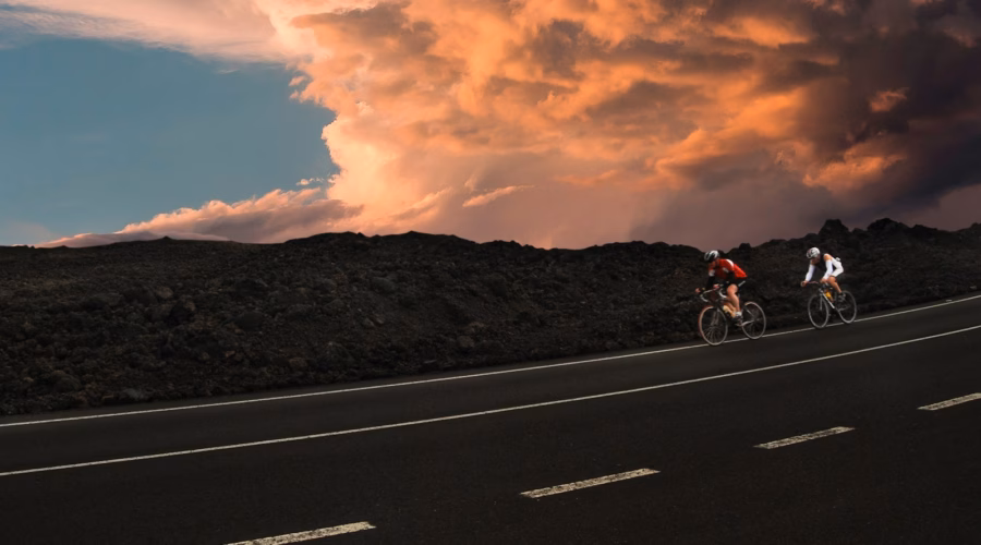 Ciclistas en carretera de montaña durante la Vuelta a España 2026