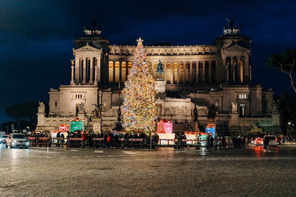 Albero di Natale illuminato durante il ponte dell'Immacolata