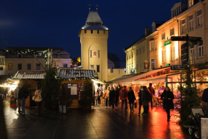 Crowds walking through Valkenburg town centre at night
